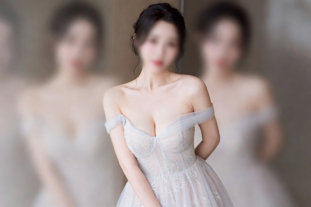연한색 오프숄더 드레스, 부드러운 조명의 초상 — 파주하이퍼블릭 격식·기념일 접대 안내 히어로